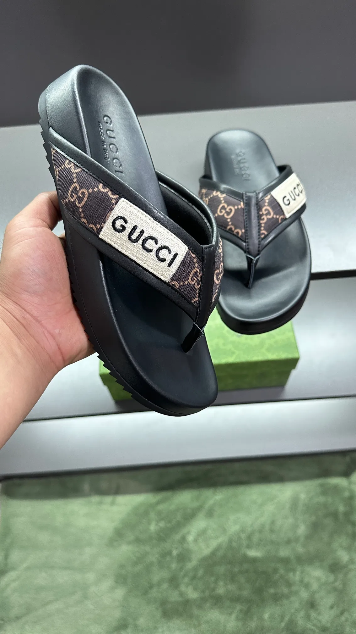 [G Family Couple Style] P: 300💰Female size 36~40 Men's size 39~45, (46. Custom-made Unisex GG slippers This slipper is made of GG polyester fiber and is decorated with a Gucci label on the front, adding a striking logo feel to the style. Beige GG recycled polyester fiber Unisex leather trim "Gucci Made in Italy" embroidered label Rubber sole Flat Made in Italy